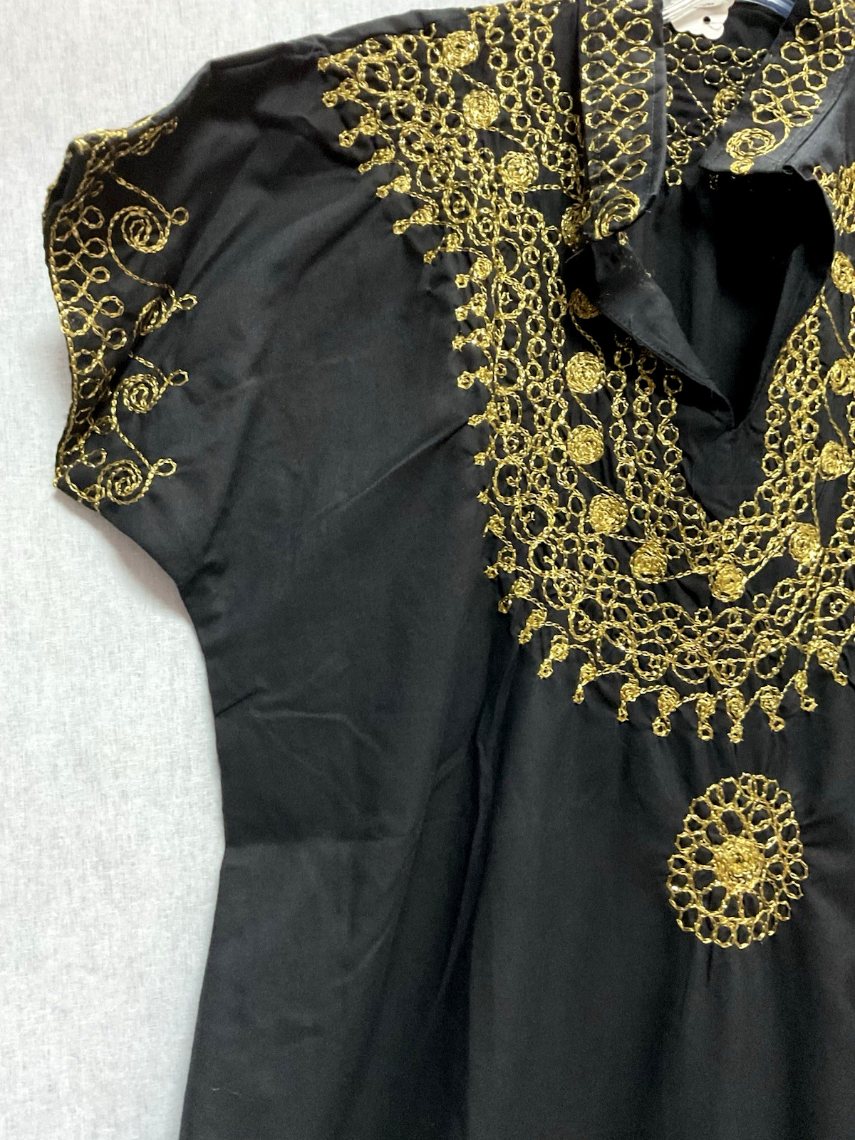 Middle Eastern Kaftan Black With Gold Embroidery Short Sleeve Size Small