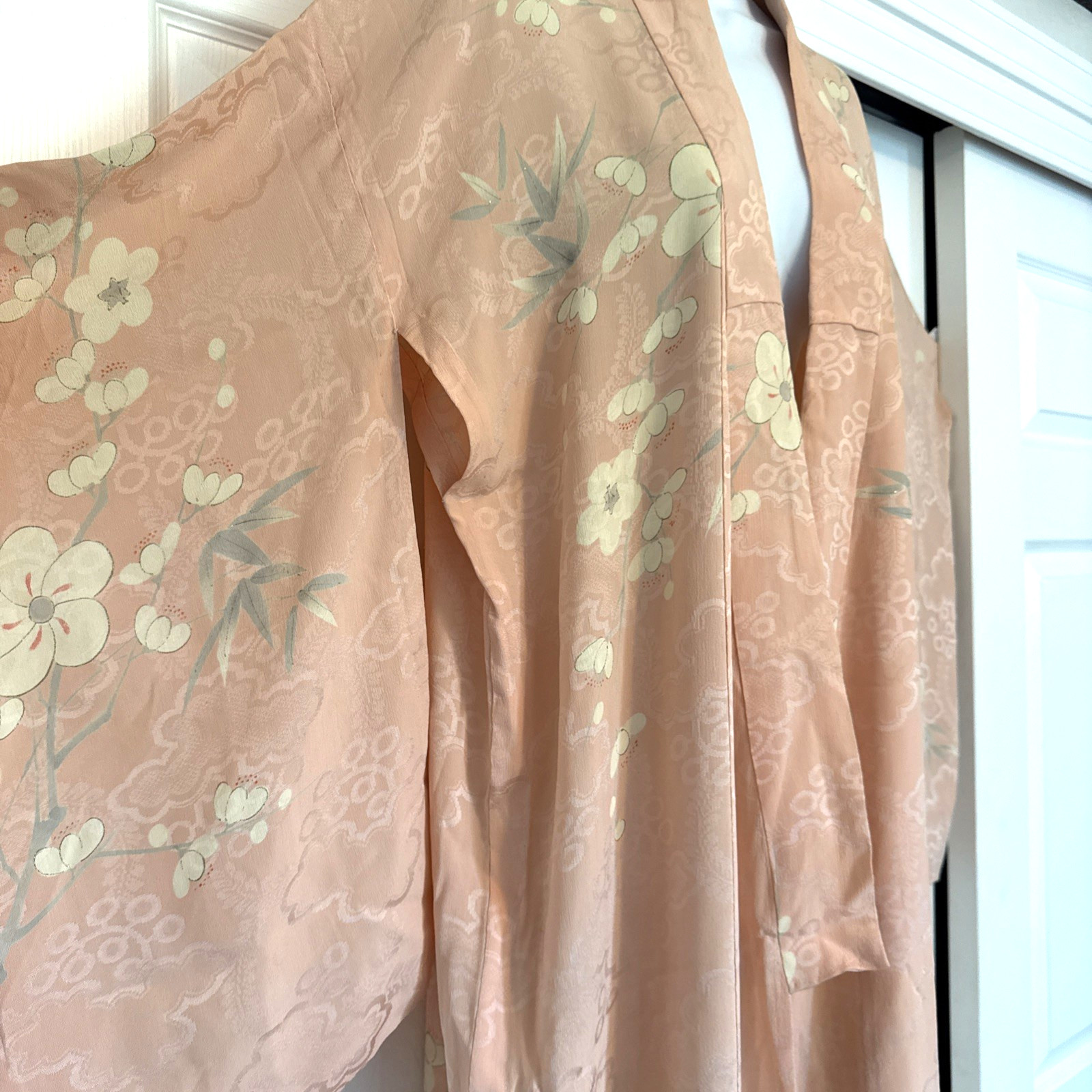 VINTAGE Kimono / Yukata SILK, peach floral design, lightweight ROBE