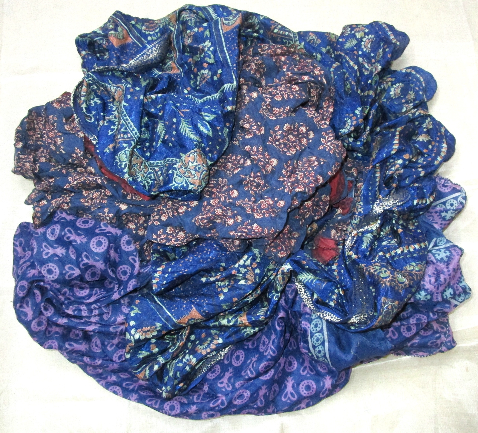 LOT ART SILK Antique Vintage Sari REMNANT Fabrics 100 GRAMS CRAFT DOLL QUILT 4