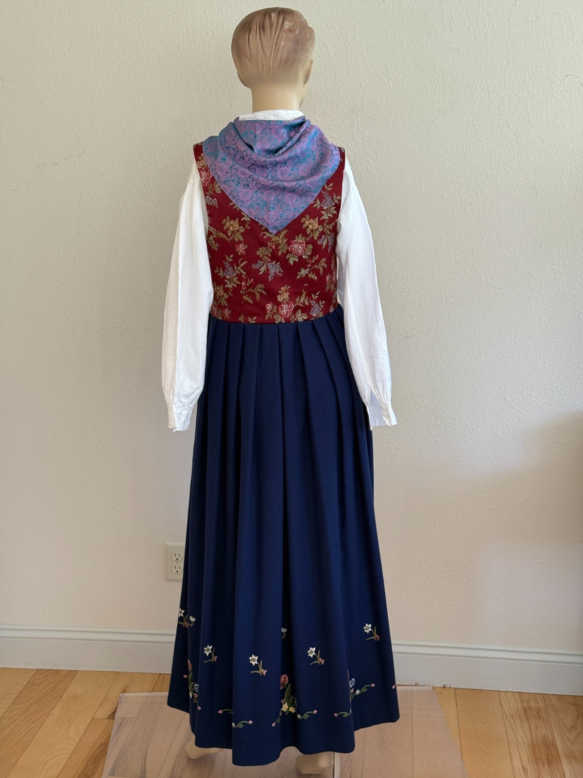 Rare AUTHENTIC NAVY NORWEGIAN BUNAD from FRØYA & ODIN in Norway size 16 Medium