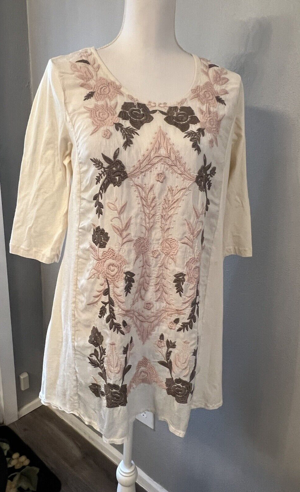 Johnny Was Ivory Sharkbite Hem 3/4 Sleeve Blouse- Size Medium