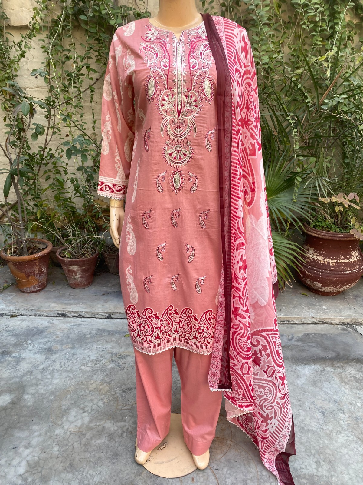 Pakistani Tea Pink Printed Straight Shirt 3-PCS Lawn Suit / Threadwork ,M