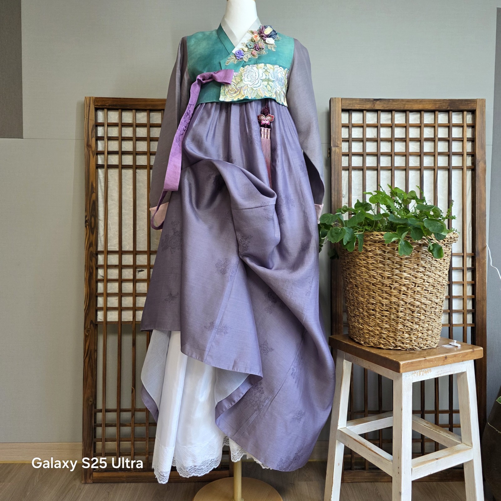 Excellent condition Korean Women Hanbok Set Emerald Green Jeogori Lavender Chima