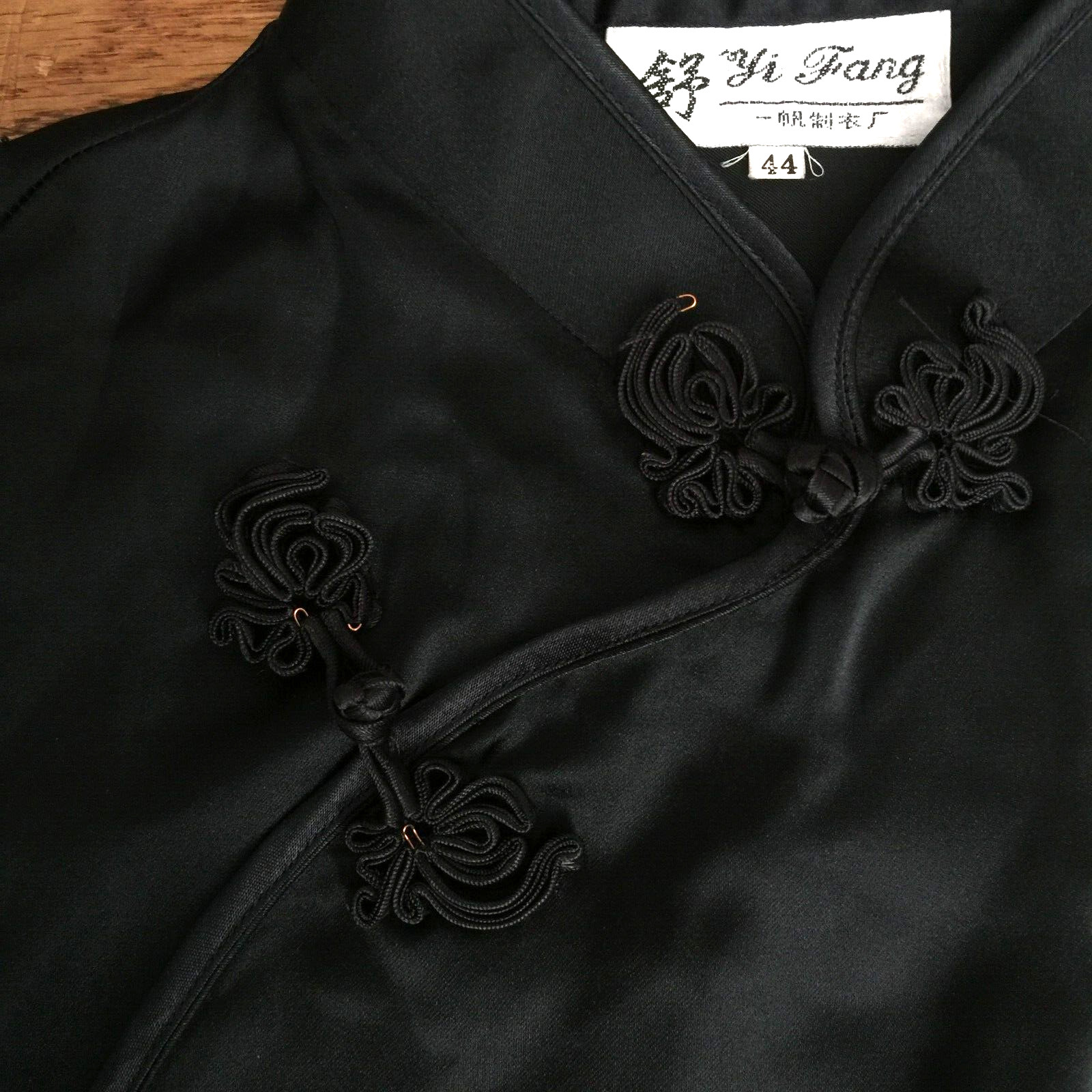VINTAGE YI FANG BLACK SATIN EMBROIDERED DRAGON CHEONGSAM DRESS WOMENS 44 38″x56″