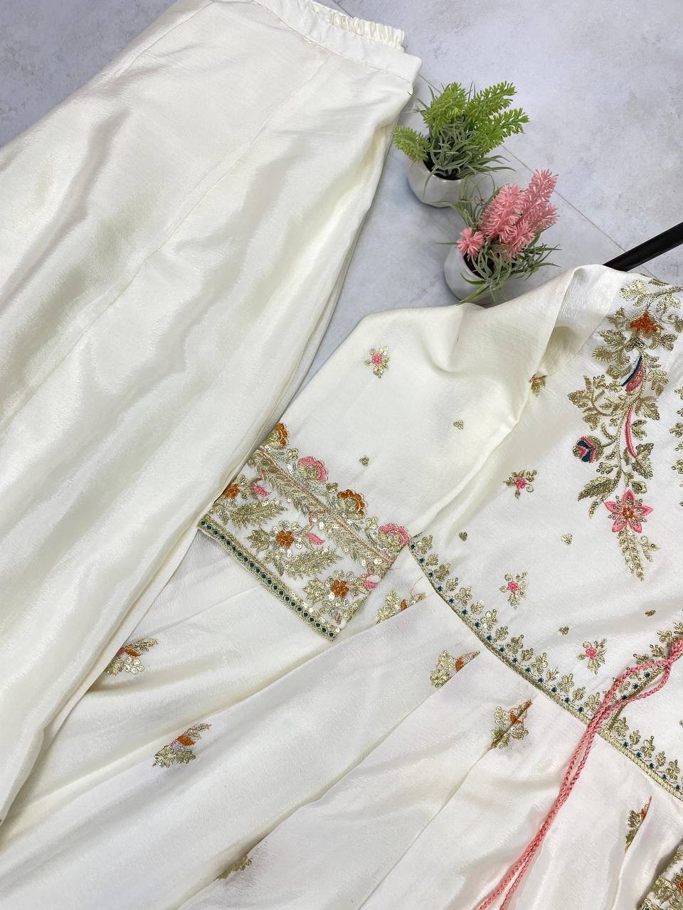 New Fashionable Cream Chinon Salwar Kameez With Organza Dupatta For Reception