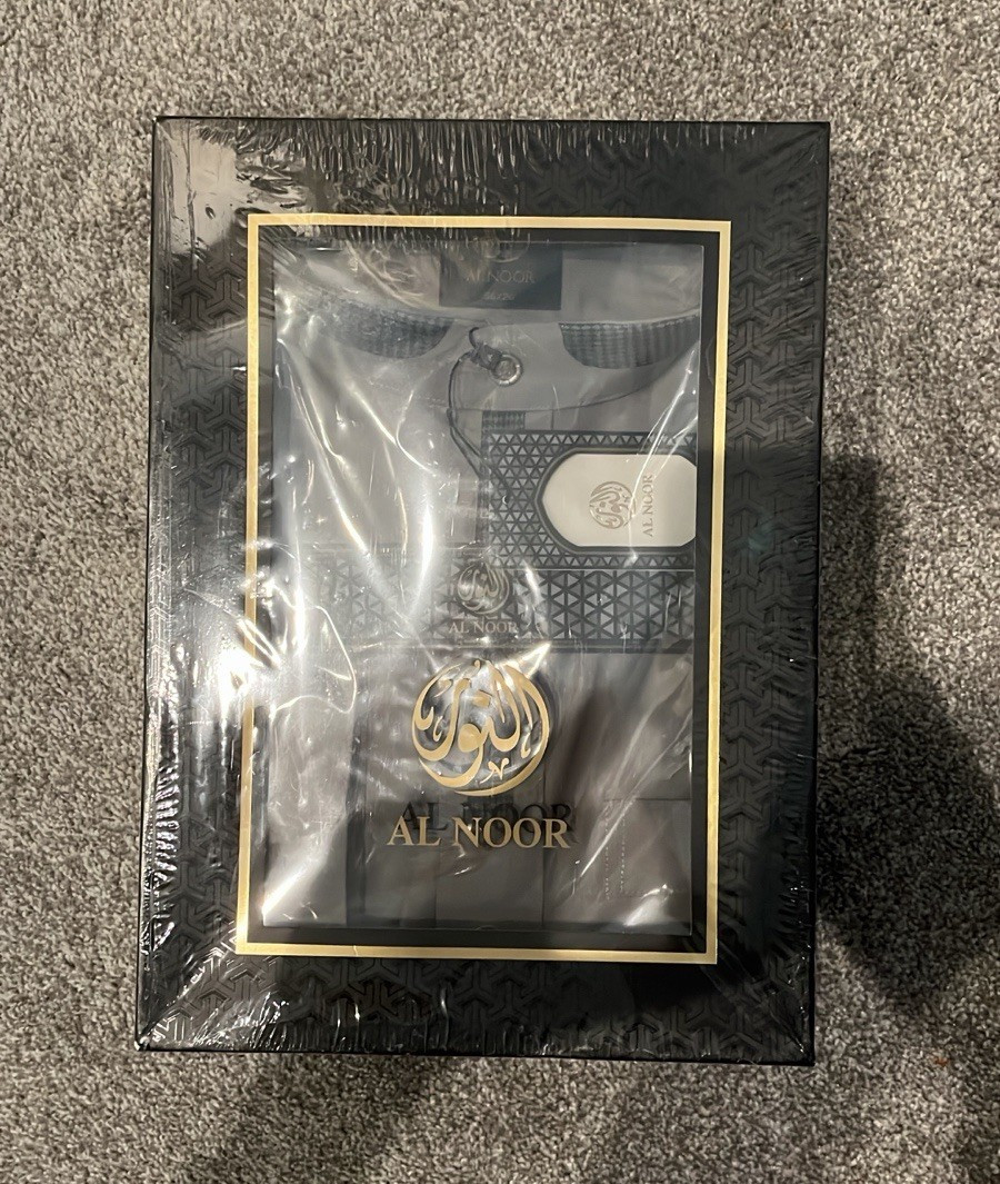Al Noor Thobe (purchased in Saudi Arabia) *NEVER WORN, BRAND NEW* OBO