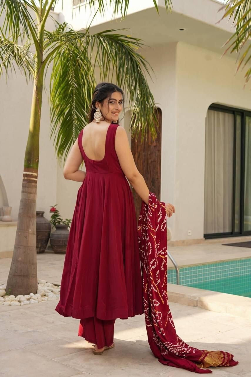 WOMEN BEAUTIFUL SACHI SILK SET WITH LIZA SIK BOTTOM AND CHINON SILK DUPATTA