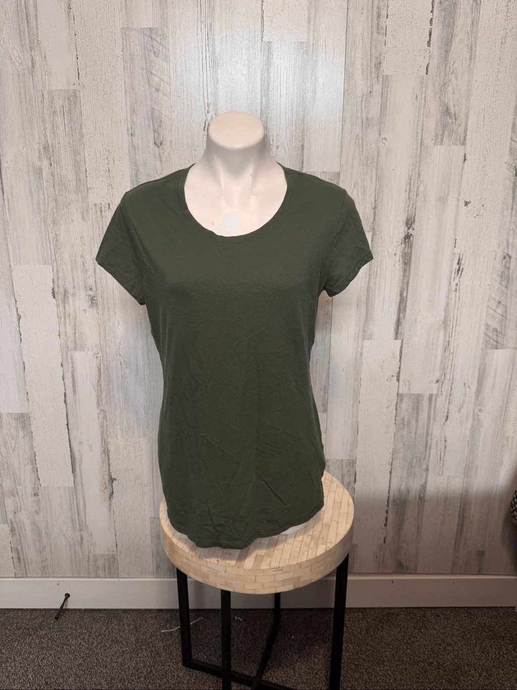 No Boundaries Solid Olive Green Crew Neck T-Shirt Womens Size XXL 19 Short Sleev