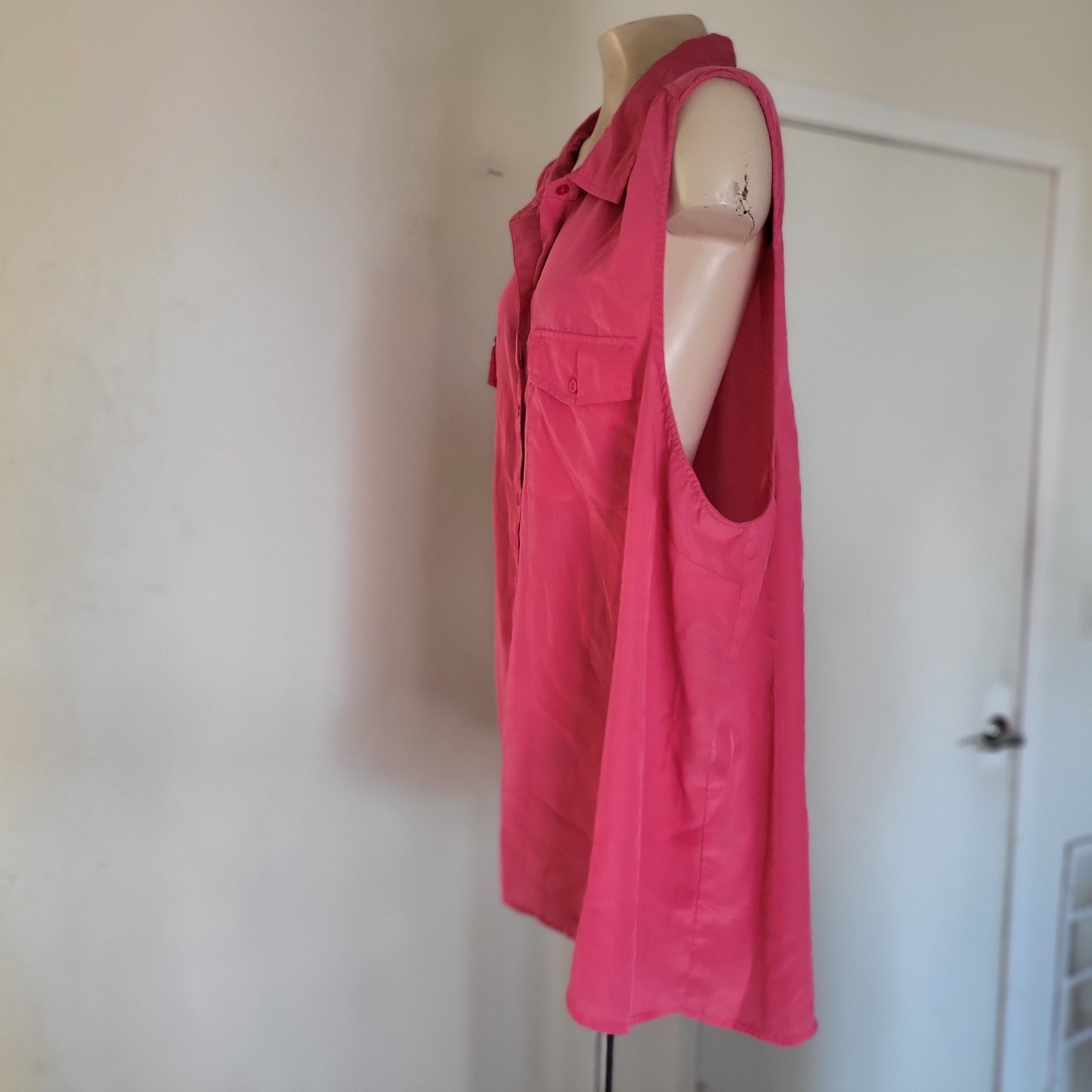 Torrid Womens Plus Size 4 Hot Pink Sleeveless Button Down Shirt Pockets 10038844