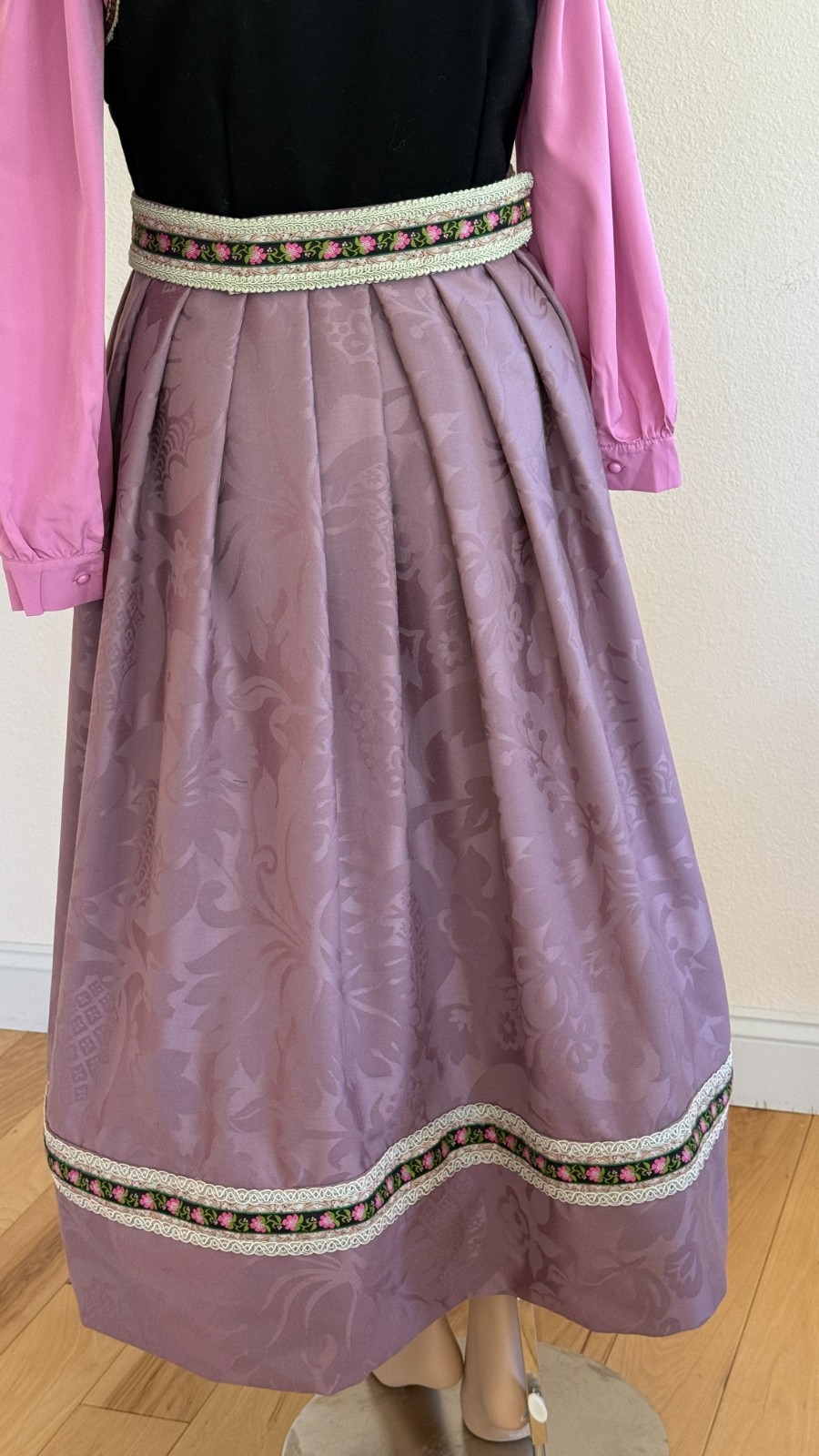 Gorgeous Lilac M-XL NORWEGIAN BUNAD FESTDRAKT Tyrihans silk scarf white shirt?