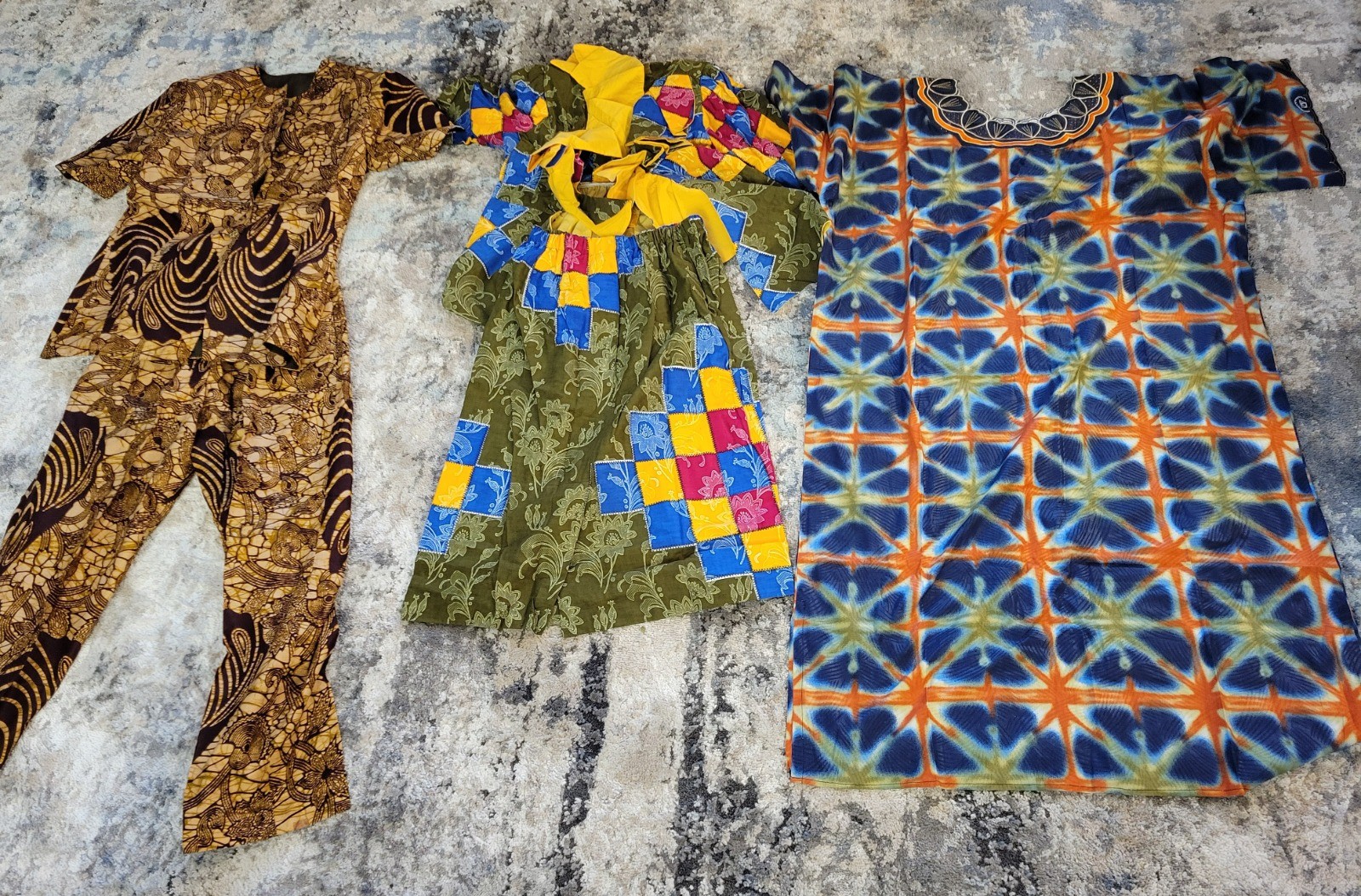 lot of 5 kenya hand made dress 2 women 2 Men & sevral several scarves affician