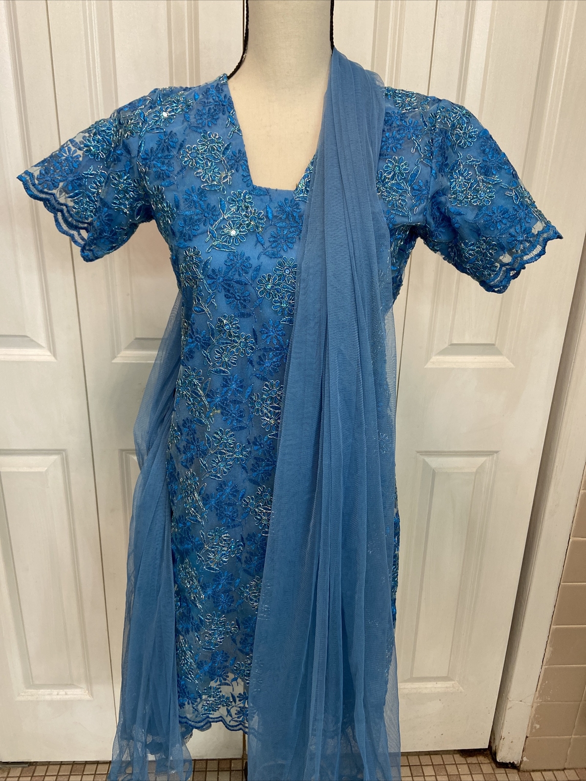 Three Piece Pakistani Formal Dress.Fabric Net Organza.Color Teel.Sz S. Brand New