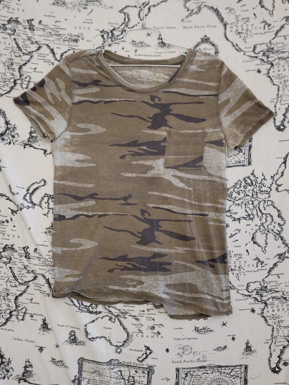 Zoe + Liv Women’s Camo Pocket T-Shirt Size L Short Sleeve Crew Neck