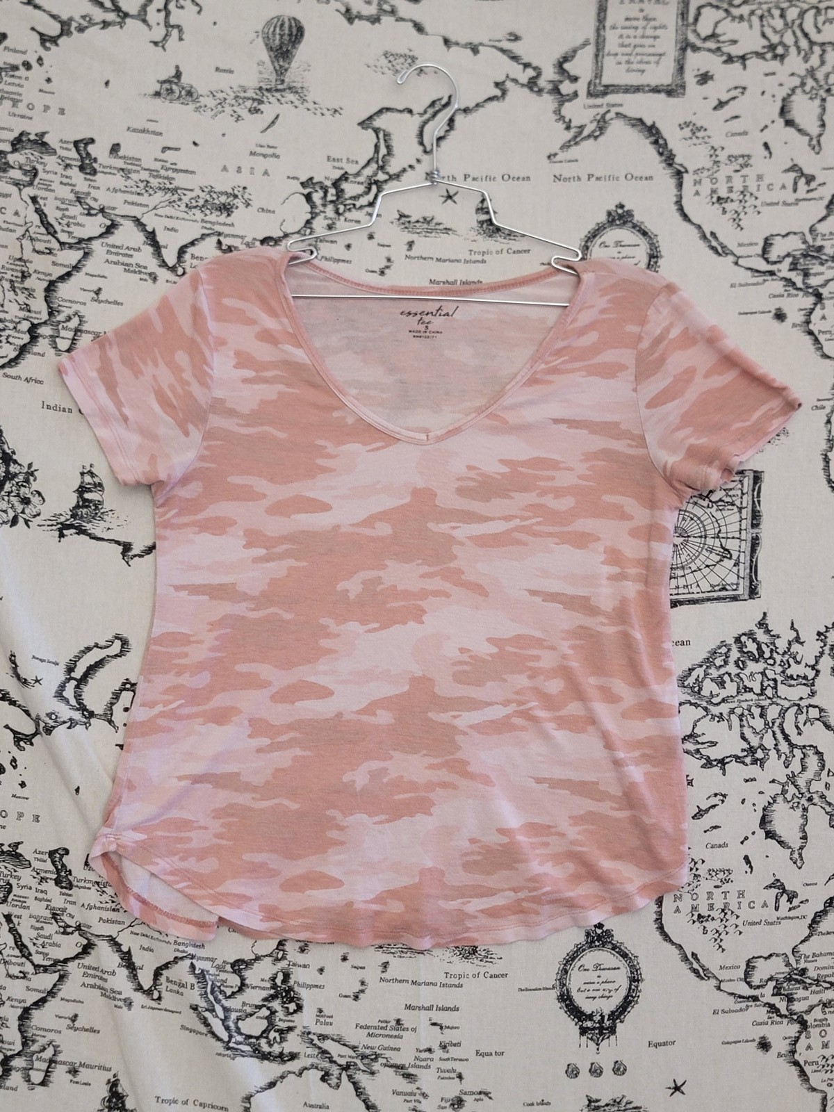 essential tee Women’s V-Neck Camo T-Shirt Size S Short Sleeve Casual Top
