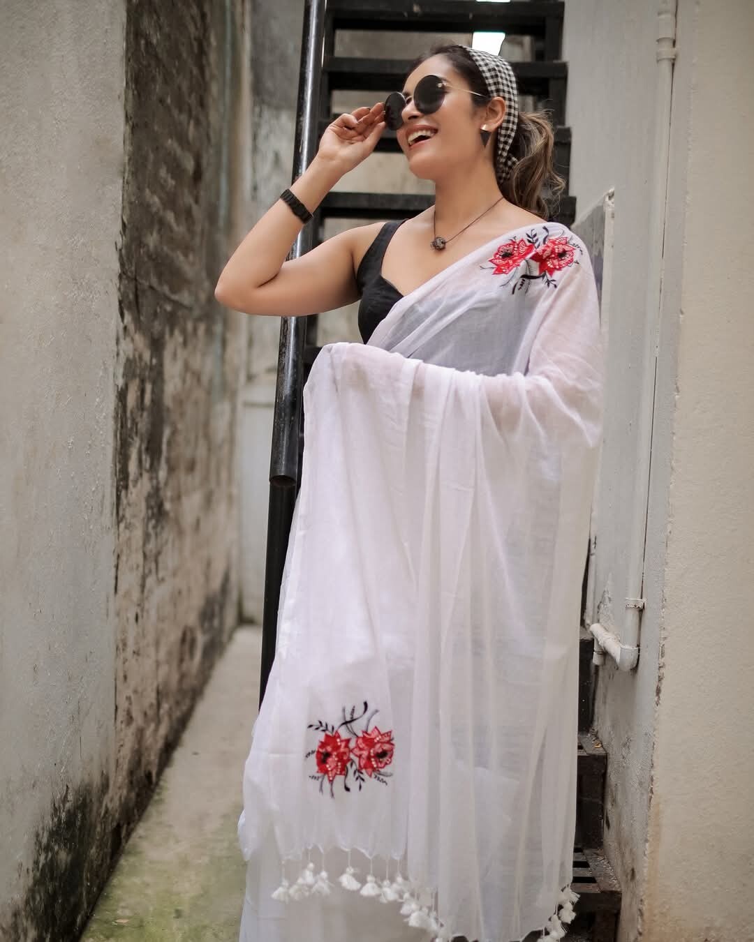 Exclusive Mulcotton Saree With Hand Embroidary Flower Work With Running Bp
