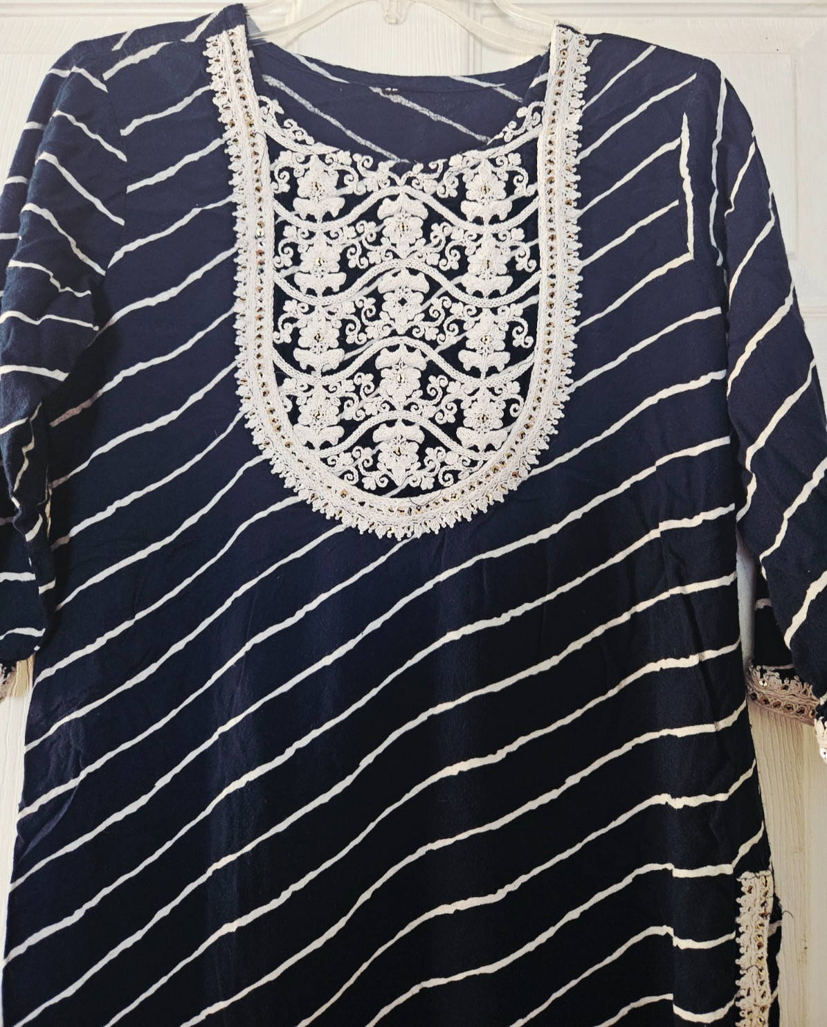 Women’s Striped Kurta With Embroidered Detailed NeckLine Size 40/With Slits