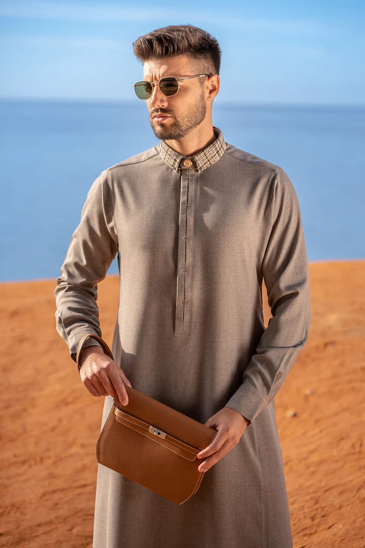 R24 LAWUNG Al-Ameer Adult Men’s Thobe Modern Design Arabian Jubbah Light Brown
