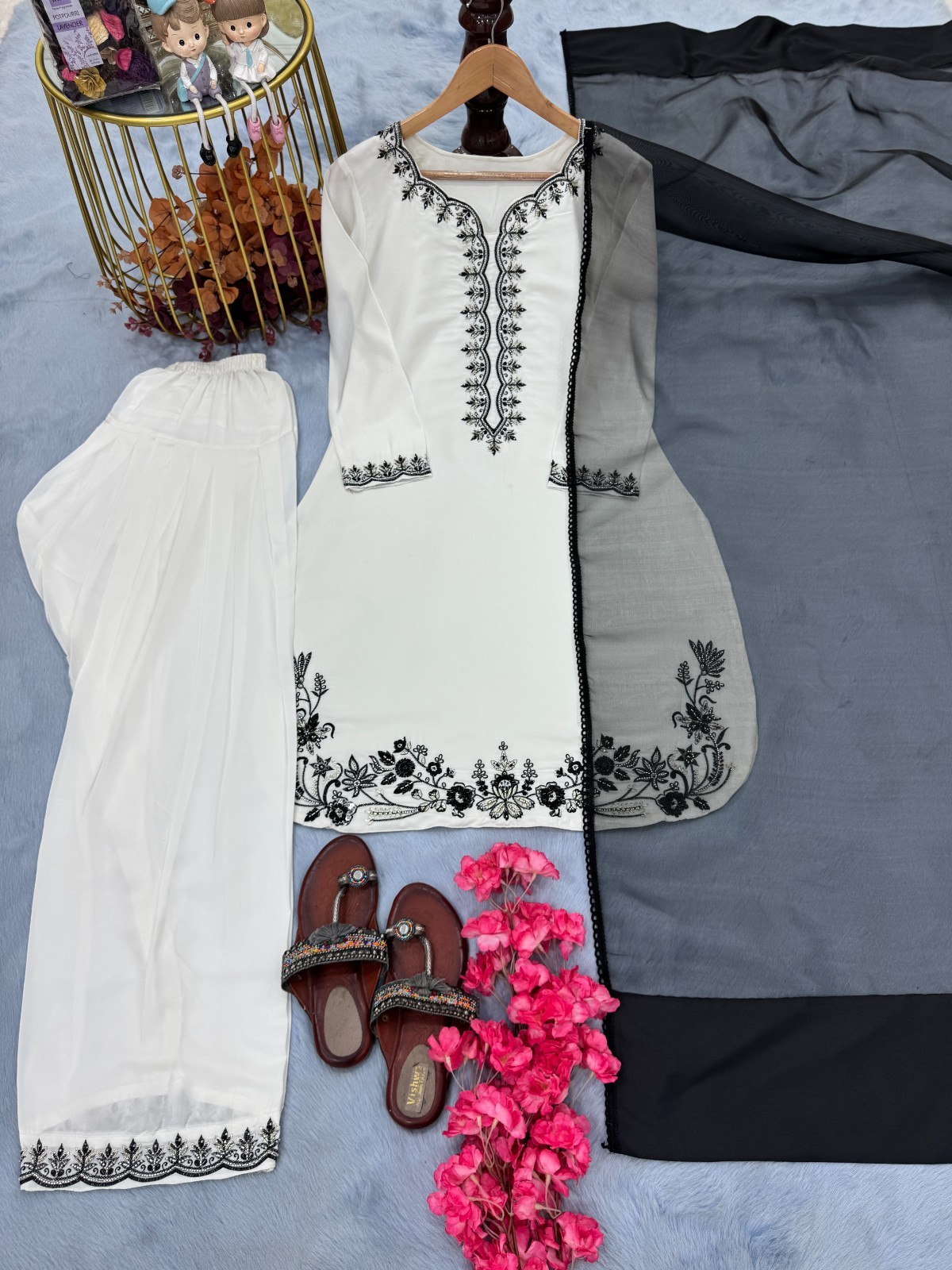 New Presenting White Natural Crepe Salwar Kameez With Dupatta For Women