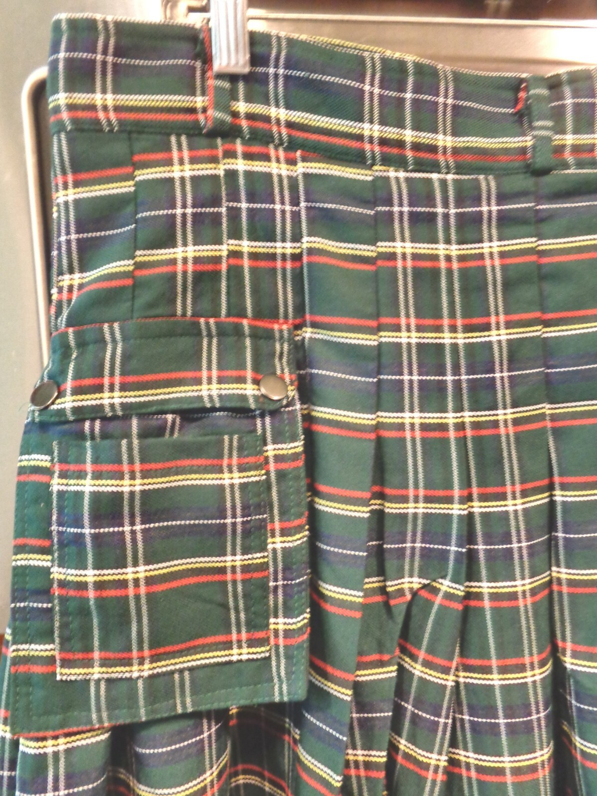 SCARLET DARKNESS TRADITIONAL TARTAN MEN’S M SCOTTISH HIGHLAND PLAID KILT