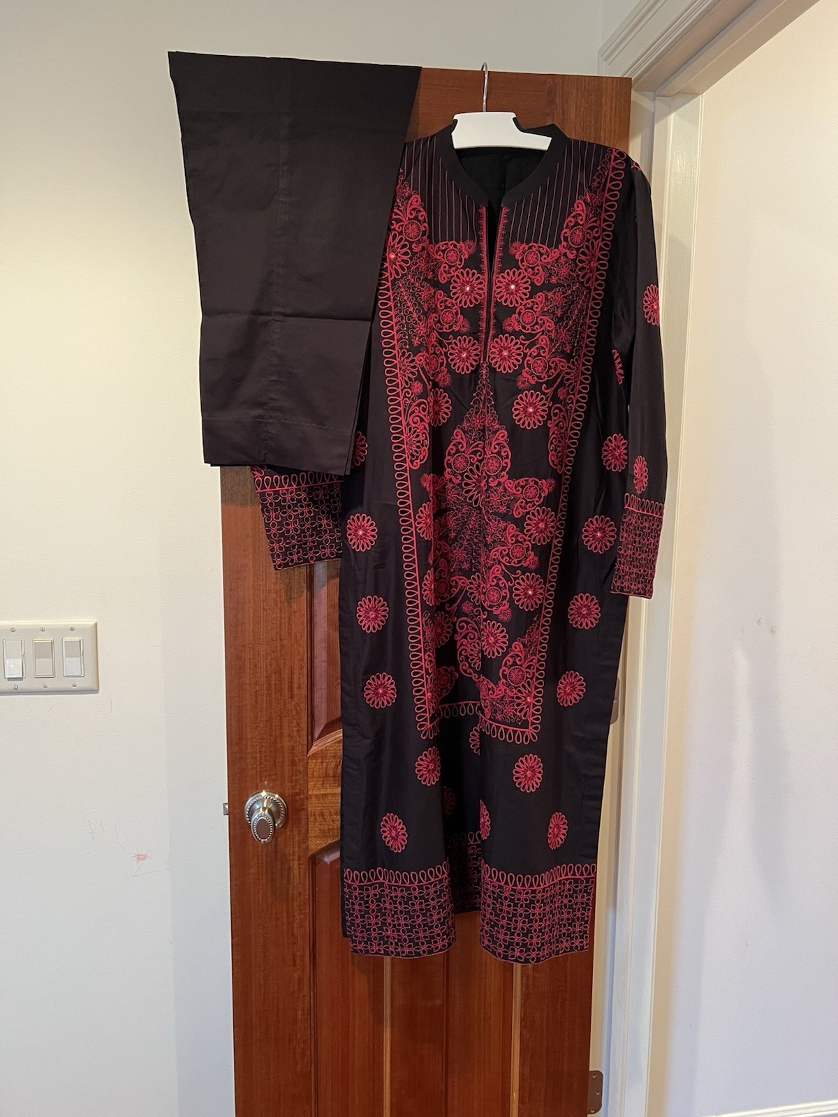 Bareeze’s lawn embroidered 3 pc suit with embroidered chiffon dupatta