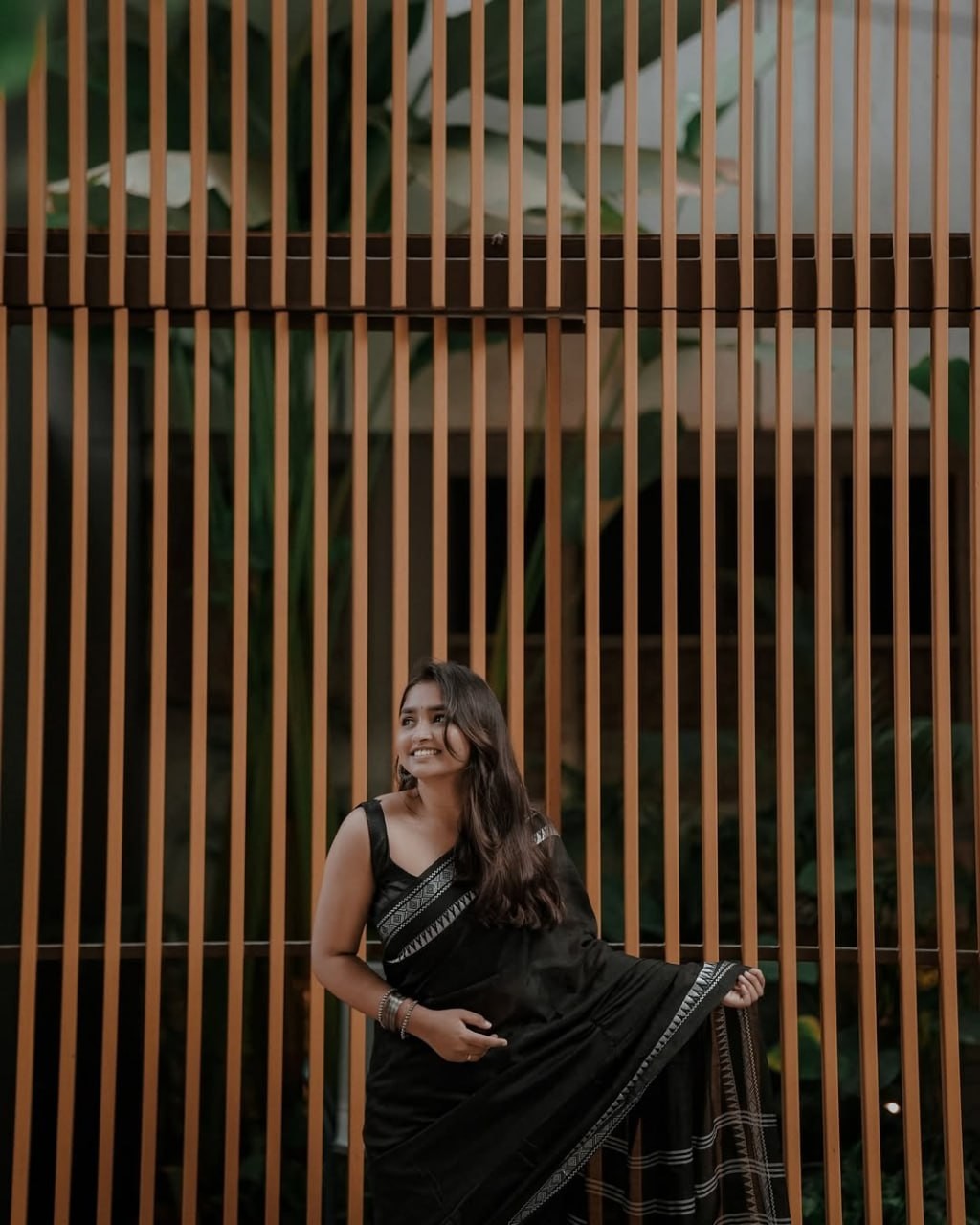 Luxury Black Saree with Gold Border – Indian Ethnic Dress for Women