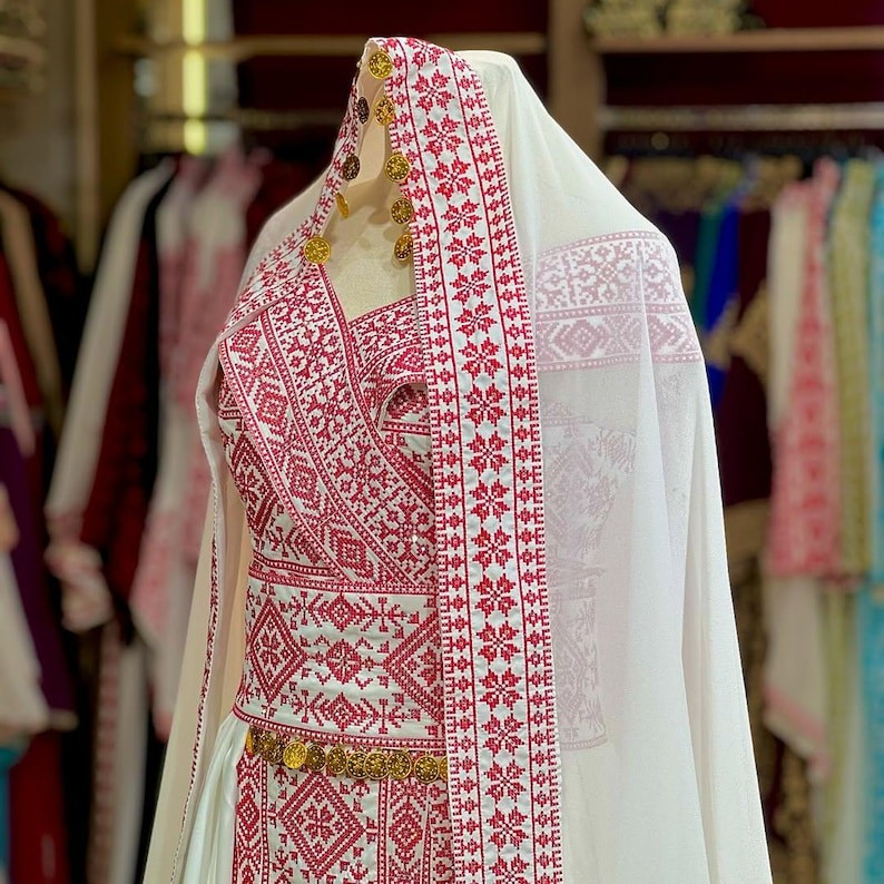 Exquisite Traditional Thobe with Handmade Tatreez and Coordinating Shawl