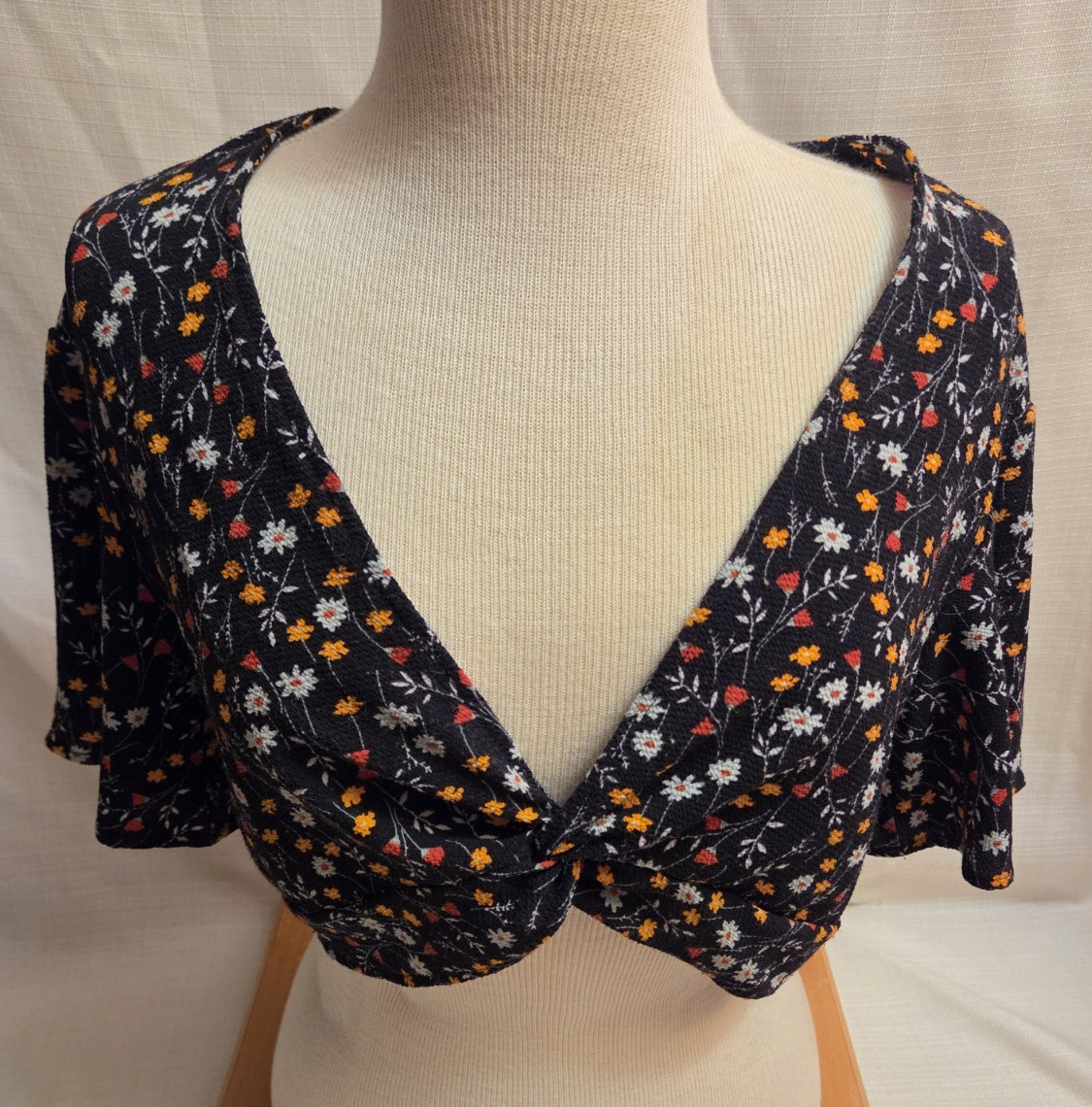 H&M Women’s Black Floral Twist Front Cropped Short Sleeve Top Size 6