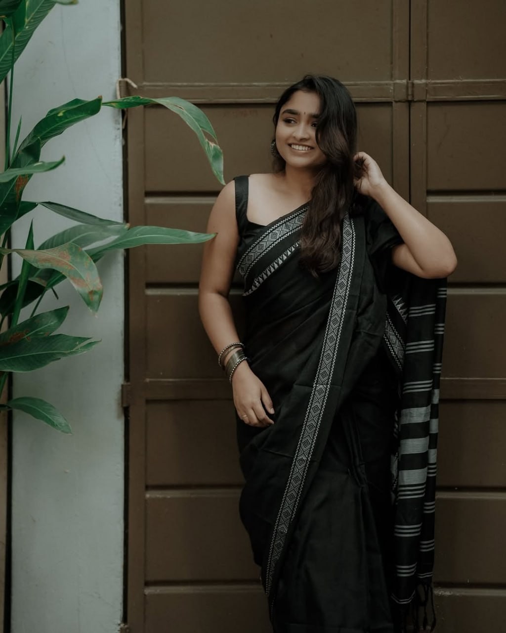 Luxury Black Saree with Gold Border – Indian Ethnic Dress for Women