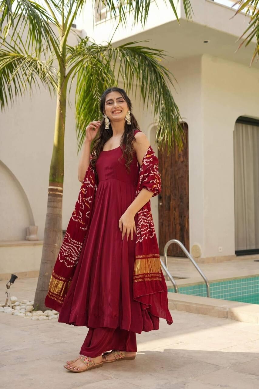 WOMEN BEAUTIFUL SACHI SILK SET WITH LIZA SIK BOTTOM AND CHINON SILK DUPATTA