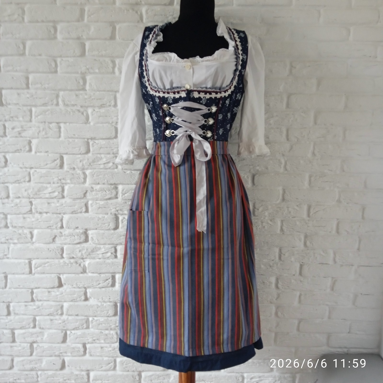 Esmara Dirndl Oktoberfest Dress Size EU 40-42 and white blouse