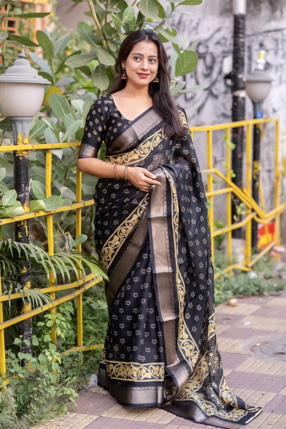 Black Color Beautiful Printed Soft Slub Cotton Zari Woven Border Sari Choli Sari