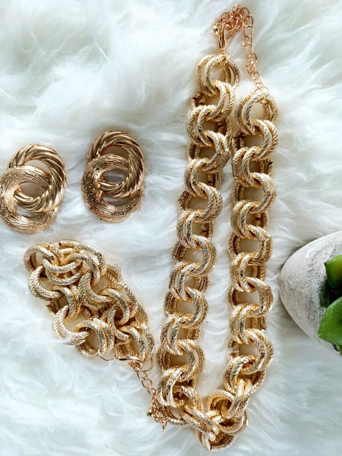 Trendy, versatile gold-plated bracelets with earrings