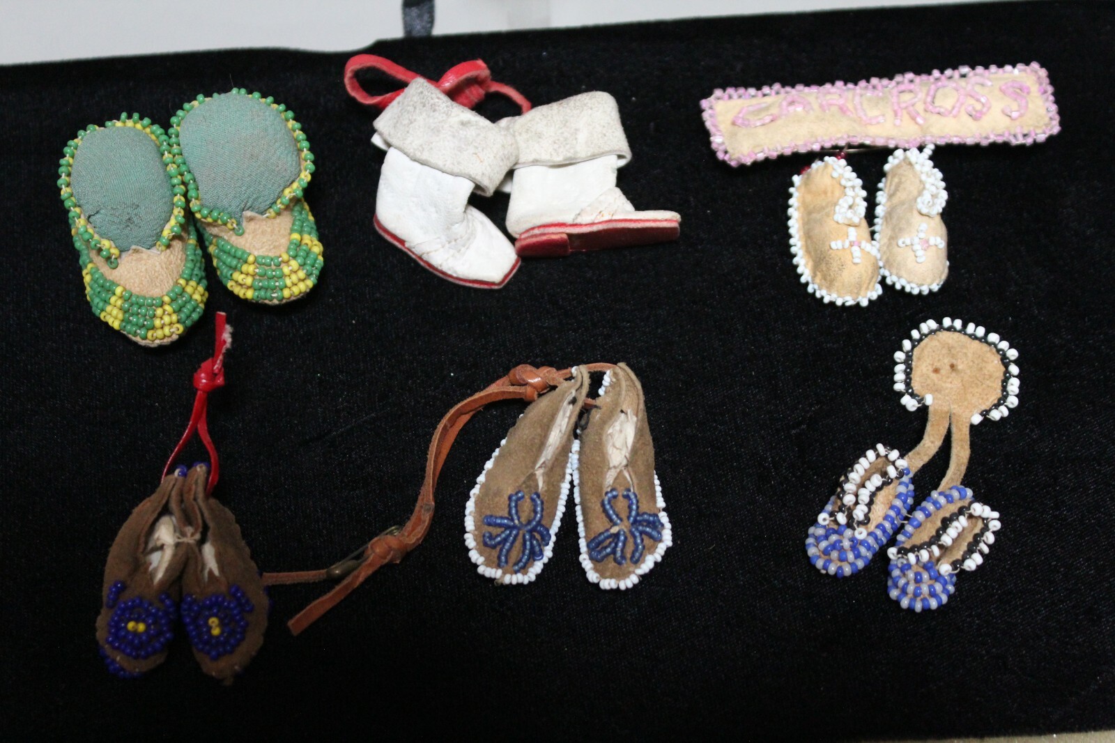 VINTAGE miniature 2.1/2″ BEADED MOCCASINS buckskin PIN brooch Seed Bead Carcross