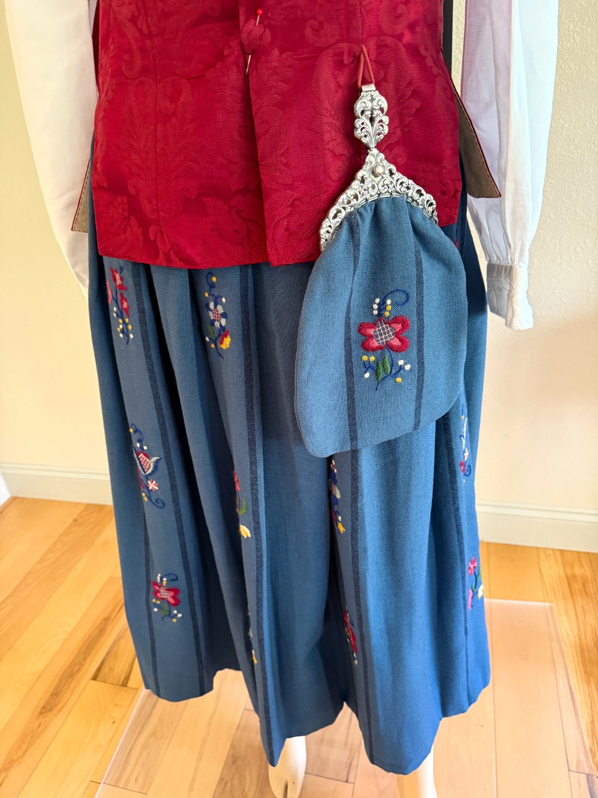 AUTHENTIC HEDMARK BUNAD NORWEGIAN Brocade Vest Fine blouse & Purse from Display