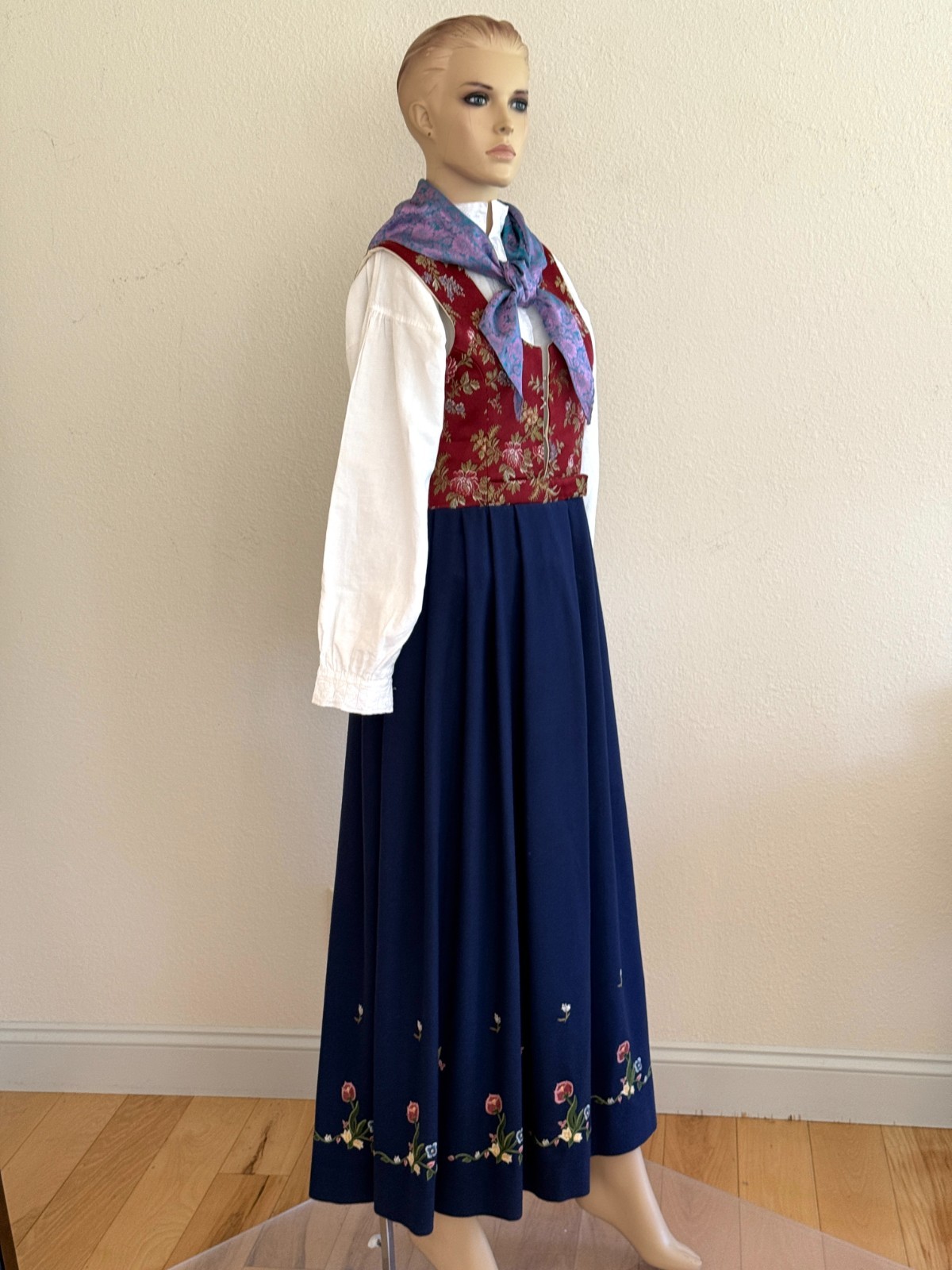 Rare AUTHENTIC NAVY NORWEGIAN BUNAD from FRØYA & ODIN in Norway size 16 Medium