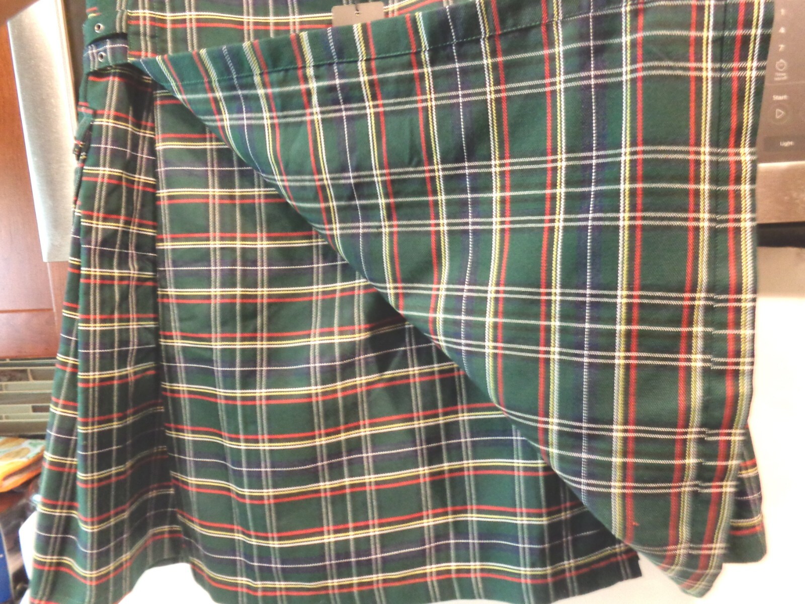 SCARLET DARKNESS TRADITIONAL TARTAN MEN’S M SCOTTISH HIGHLAND PLAID KILT