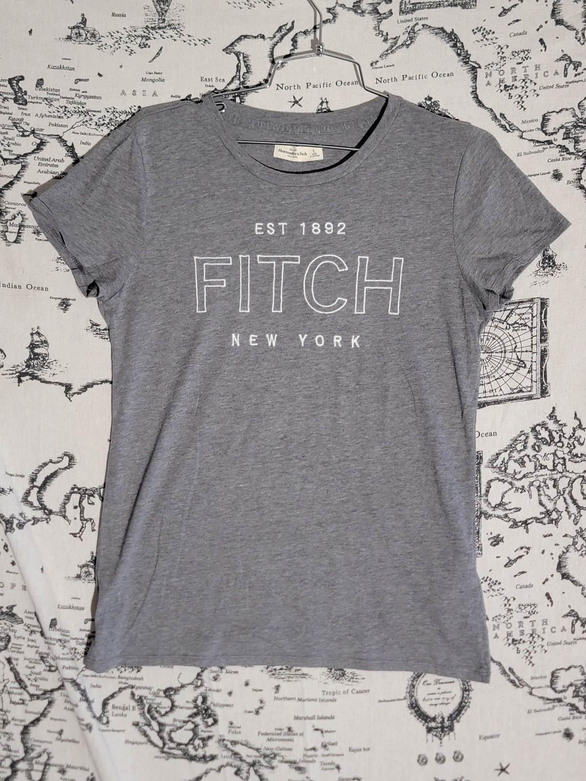Abercrombie & Fitch Fitch New York Graphic T-Shirt Women’s Size L Grey Short Sle