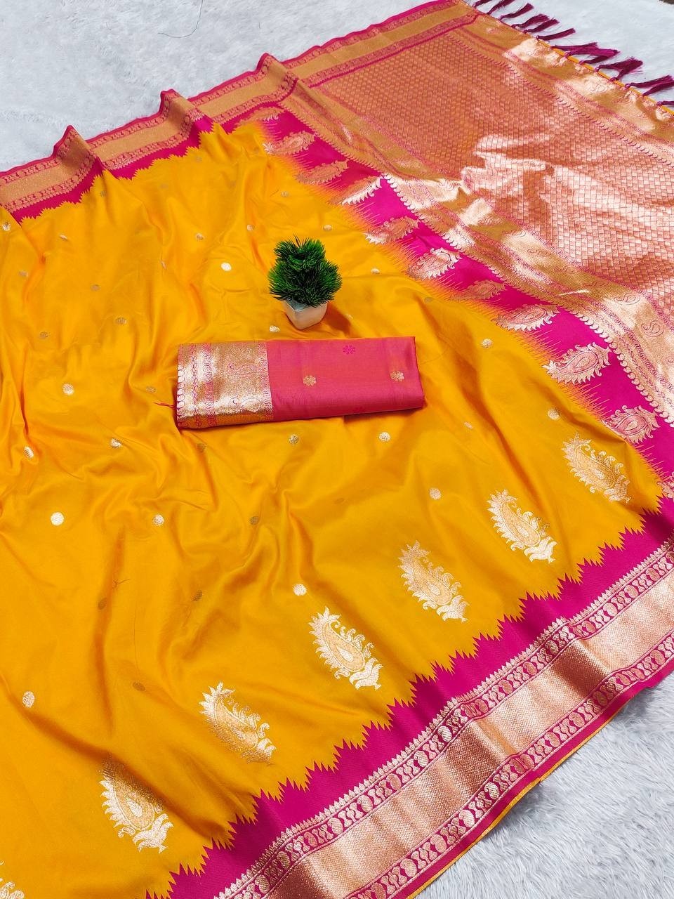 Stunning Look Soft Banarasi Silk Saree With Blouse For Wedding Wear