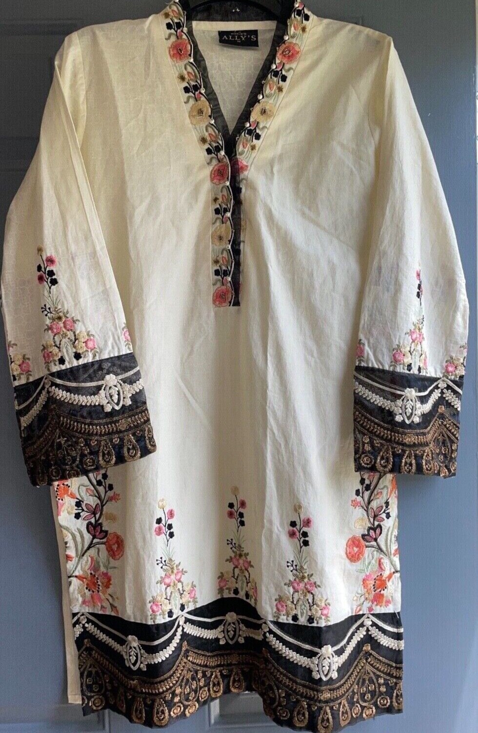 Women’s indian/ pakistani kurti medium embroidered with mid length  sleeves