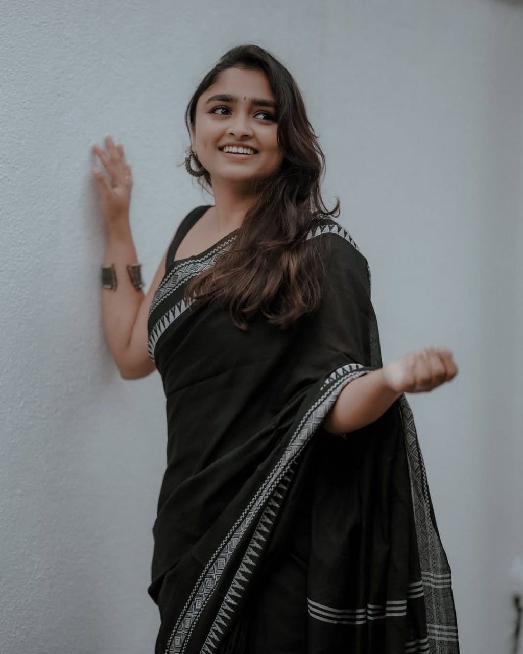 Luxury Black Saree with Gold Border – Indian Ethnic Dress for Women