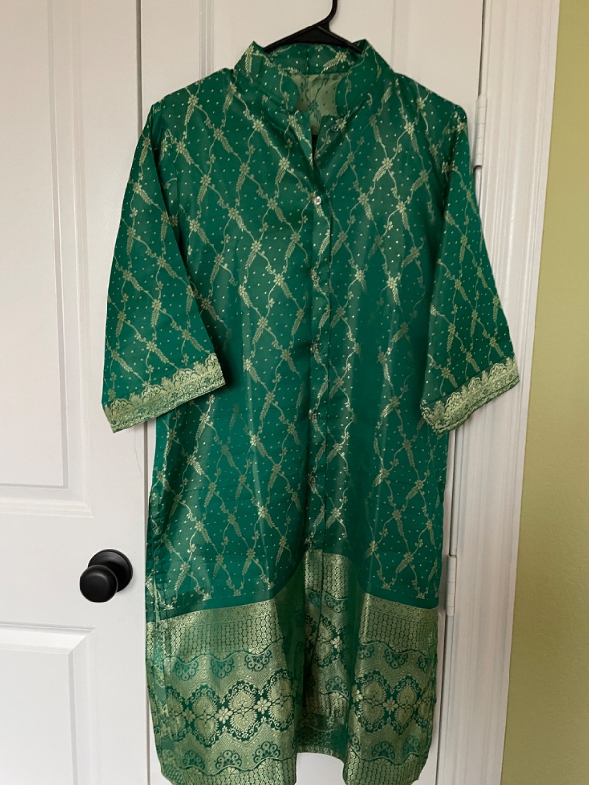 Woman Green 2 piece Jamawar Shirt & Shalwar. Size L .New
