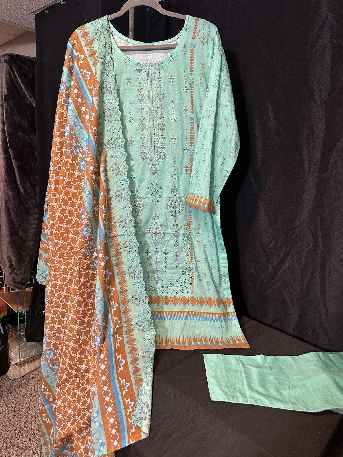 ⭐️Tailor Stitched Emb Lawn Suit On Sale- 4 PC – Inner Included -Medium Size- $35