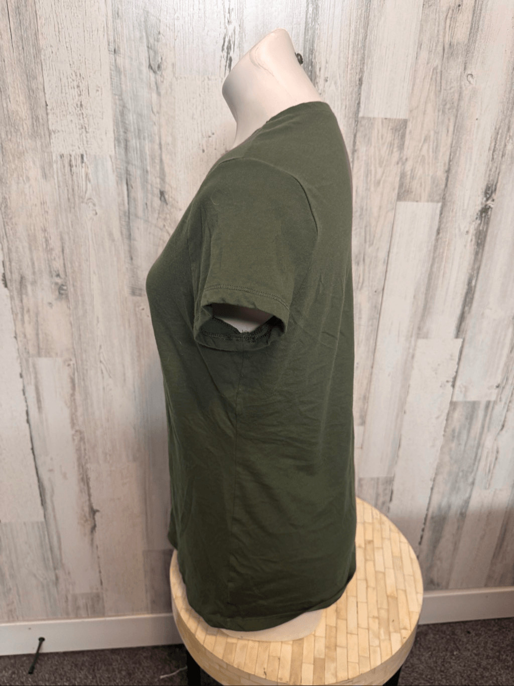 No Boundaries Solid Olive Green Crew Neck T-Shirt Womens Size XXL 19 Short Sleev