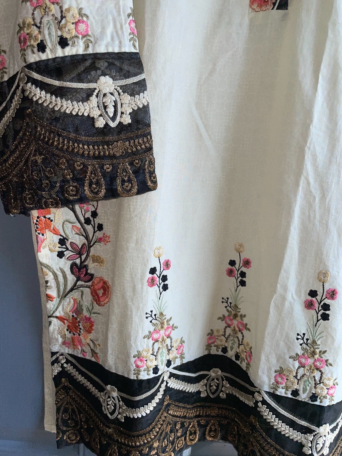 Women’s indian/ pakistani kurti medium embroidered with mid length  sleeves