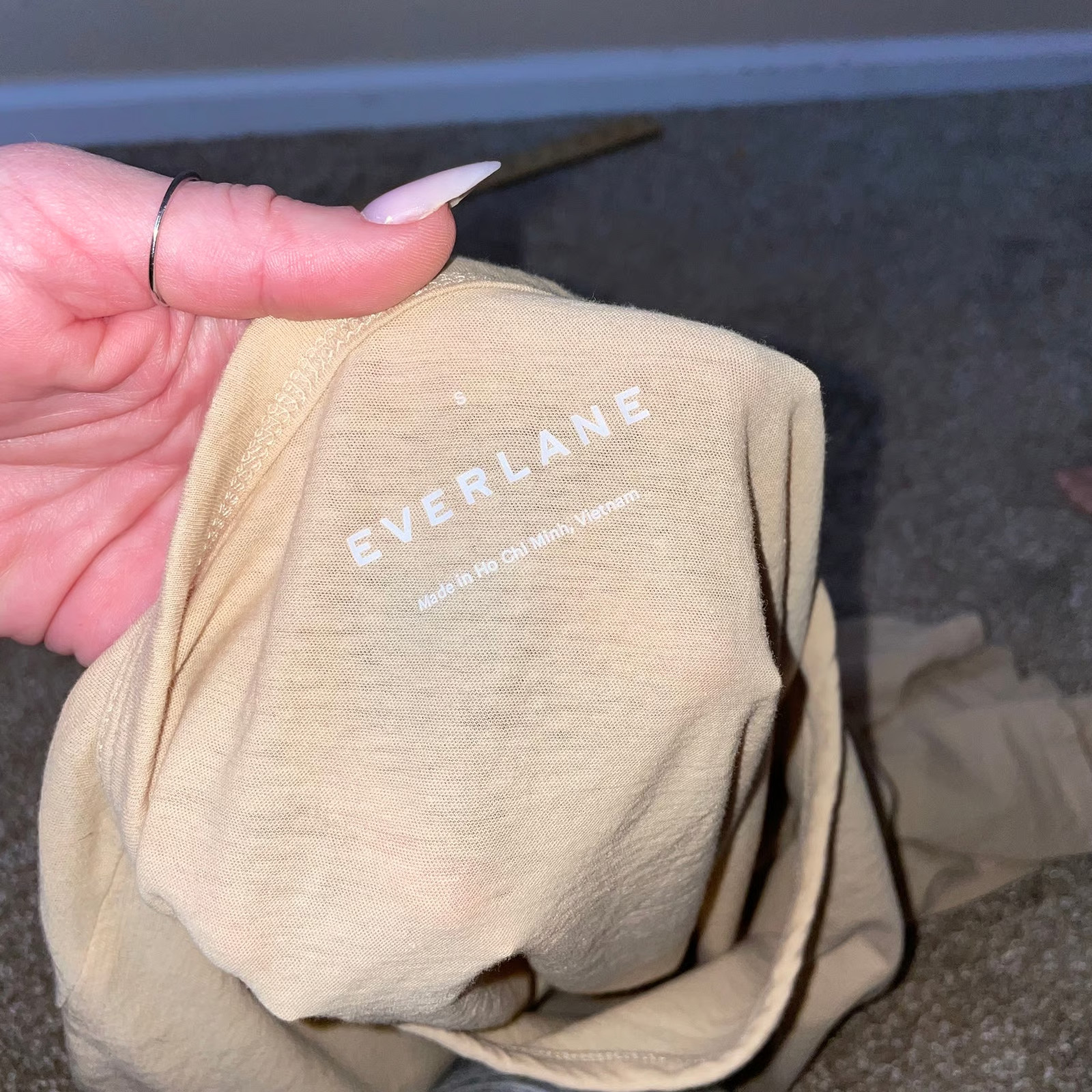 Everlane T-shirt basic khaki tan 100% Cotton staple piece comfort soft SZ SM