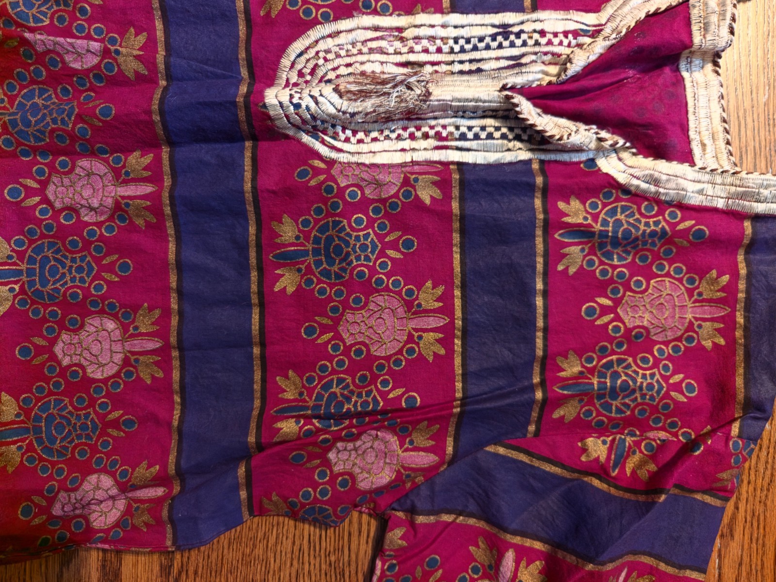 Vintage African Dakshini Embroidered Neckline 22″ Chest Burgundy & Blue