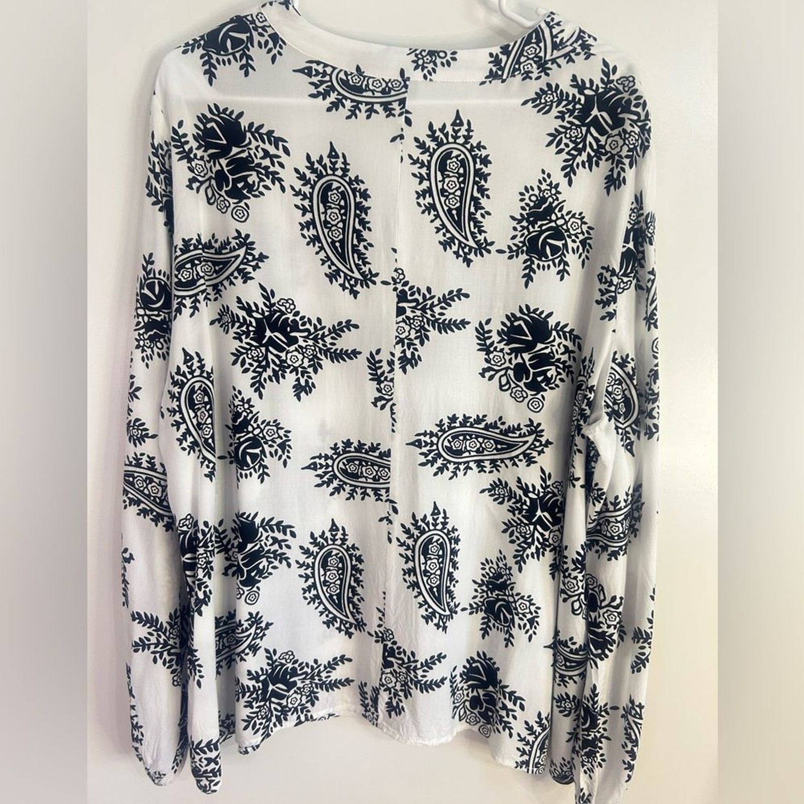 EMELY ROSE women blouse .White bohemian vacation floral. 100% viscose Size 2 XL.
