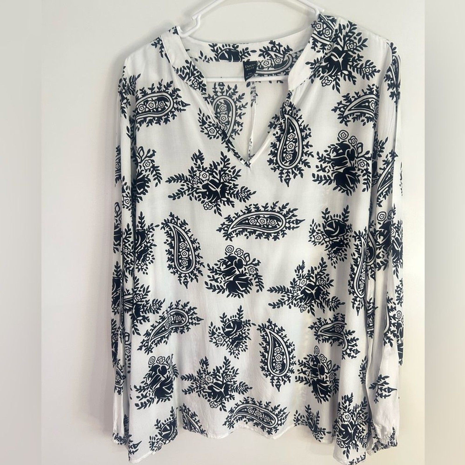 EMELY ROSE women blouse .White bohemian vacation floral. 100% viscose Size 2 XL.