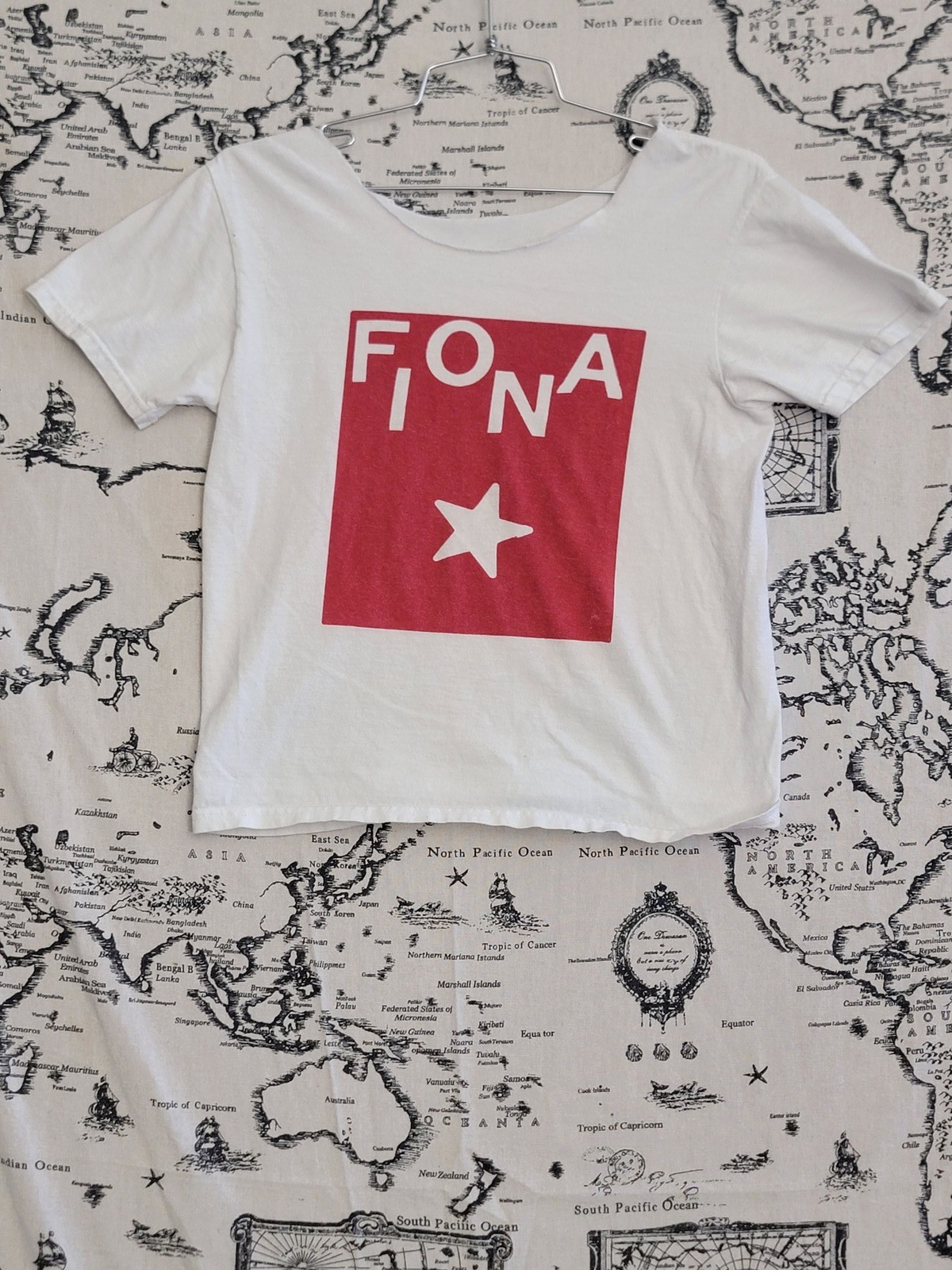 Fiona White Graphic T-Shirt Red Logo Star Women’s Size Small