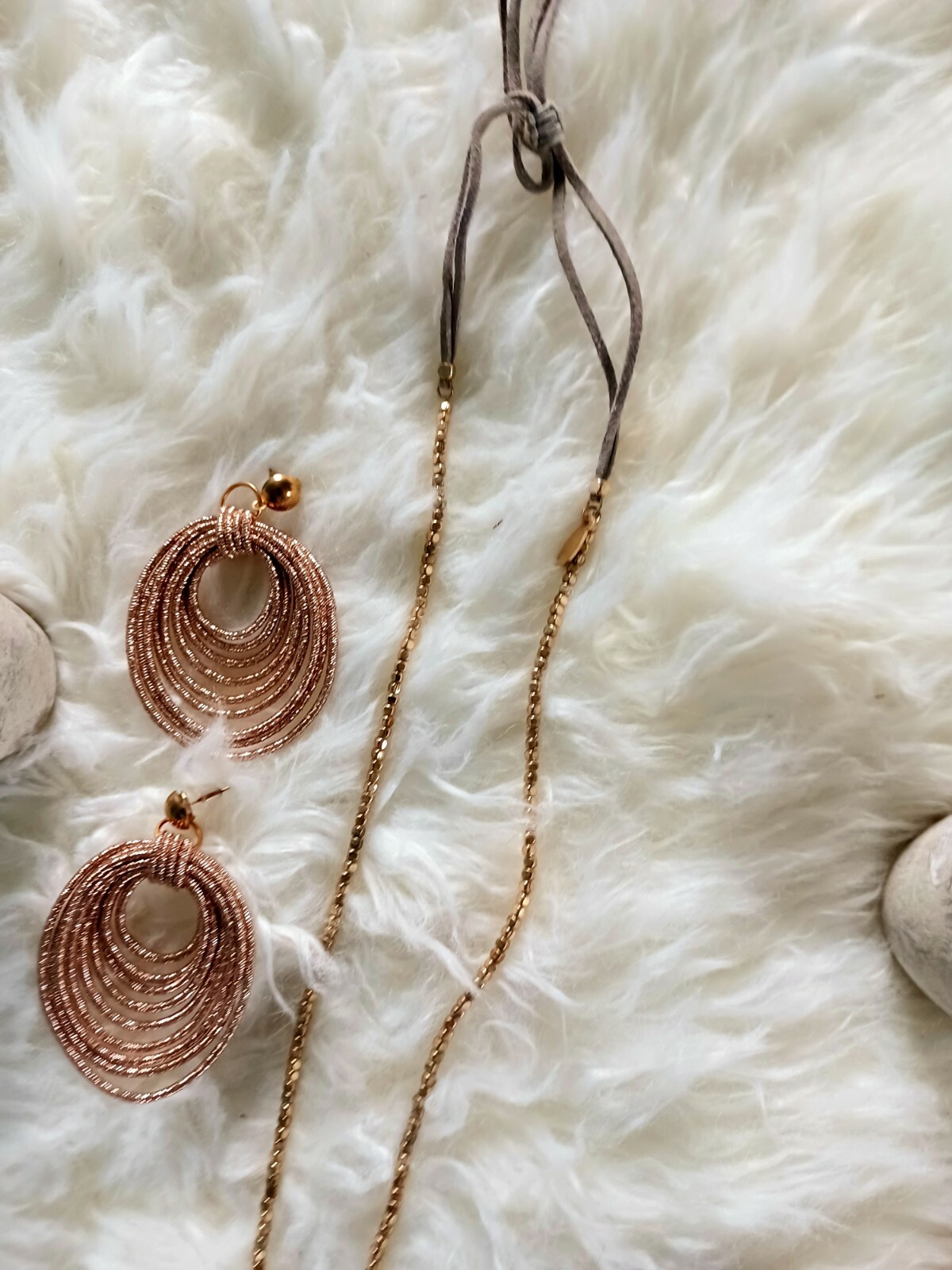 Trendy, versatile necklace with earrings